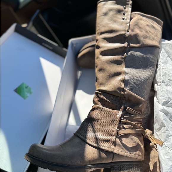 Boots - Picture 4 of 4